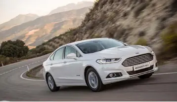  ??  ?? IMPRESSIVE: But the large battery detracts from the Mondeo HEV’s many benefits