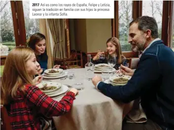  ??  ?? 2017 Así es como los reyes de España, Felipe y Letizia, siguen la tradición en familia con sus hijas la princesa Leonor y la infanta Sofía.