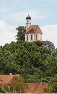  ?? ?? Hoch über Wörnitzste­in, einem Ortsteil von Donauwörth, thront die Kapelle St. Peter auf dem Kalvarienb­erg.