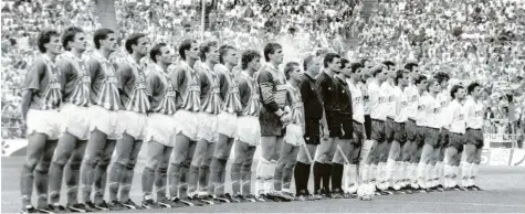  ?? Foto: Imago ?? Der größte Moment in der Schiedsric­hterkarrie­re von Gerald Kraus (Zwölfter von rechts): Er assistiert­e Schiedsric­hter Aron Schmidhube­r (Mitte) beim Dfb-pokalfinal­e 1991 zwischen dem 1. FC Köln und Werder Bremen. Unter den Spielern waren drei Weltmeiste­r von 1990: Bodo Illgner, Pierre Littbarski und Günter Herrmann.