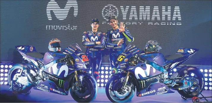  ?? FOTO: SIRVENT ?? Maverick Viñales y Valentino Rossi, con las nuevas M1 del equipo oficial Movistar Yamaha para el Mundial 2018 que presentaro­n ayer en Madrid con el objetivo de volver a ser campeones del mundo