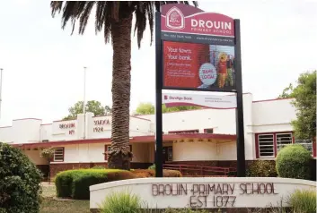  ?? ?? The Drouin bendigo community bank branch recently helped fund a new electronic notice board at the front of Drouin Primary School.