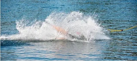  ?? Symbolfoto: Karl Aumiller ?? Aller Anfang ist schwer, aber Spaß macht es auf jeden Fall – und wer freut sich bei dem Wetter nicht über eine Abkühlung? Beim Wasserskif­ahren in Gundelfing­en wird’s auf jeden Fall nass!