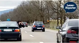  ??  ?? Das Bild zeigt, wie sich der Beifahrer aus dem Auto lehnt und Fotos schiesst.