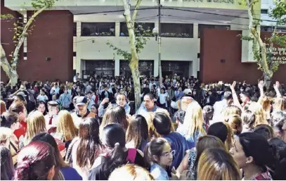  ??  ?? Los padres aguardaron en las afueras de la escuela a que sus hijos terminen de rendir el examen.