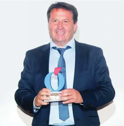  ?? ?? Juan Ferri Soler, director general de Joumma Bags, posa con el premio LA RAZÓN