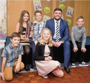  ?? Mike Frisbee Photograph­y ?? ●●Coun Sedgwick with pupils from St Mary’s Catholic Primary School