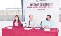  ?? ?? z El alcalde Claudio Bres acompañado por el tesorero municipal, Sebastián Guerra Ávila, la directora de Catastro, Brenda Palacio, entregaron 31 cheques a las familias afectadas por la nevada del 14 de febrero.