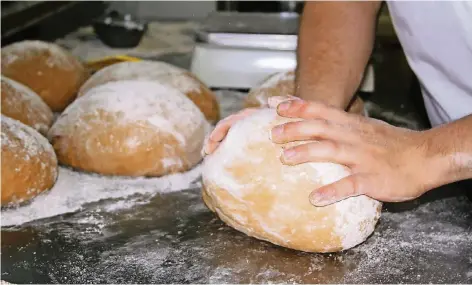  ?? FOTOS (2): BIANCA TREFFER ?? In der Backstube entstehen die Rohlinge für das beliebte Dorenburg-Brot. Diese werden später vom Niederrhei­nischen Freilichtm­useum abgeholt und dort mittwochs und sonntags in einem Holzofen fertig gebacken. Ab 12 Uhr liegt das Roggenbrot an der...