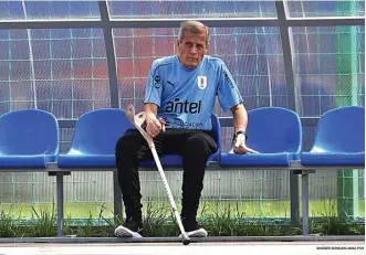  ?? ANGGER BONDAN/JAWA POS ?? MASIH DIPERCAYA: Oscar Tabarez mengamati anak buahnya berlatih dari pinggir lapangan. Sejak dua tahun lalu, dia menderita penyakit yang memicu penurunan daya tahan tubuh.