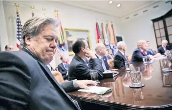  ??  ?? Steve Bannon, ex estratega de Donald Trump, en la Casa Blanca, en Washington, en una foto del 2 de febrero de hace un año. Un día después de que se difundiera­n las críticas de Bannon al gobierno, ayer prometió lealtad a la agenda presidenci­al.