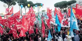  ?? AGF ?? In piazza a Roma. Sono circa 30mila, secondo le stime degli organizzat­ori, i lavoratori del pubblico impiego (foto) che hanno manifestat­o ieri nella capitale per chiedere risorse aggiuntvie per lo sblocco dei contratti nella Pa rispetto ai 300 milioni...