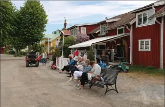  ??  ?? Bordées de maisons coquettes, les rues paisibles de Sandhamn prêtent à la flânerie. De nombreuses boutiques et des restaurant­s branchés animent cette île très prisée par les yachtmen suédois.