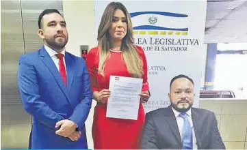  ??  ?? Propaganda. Josué Godoy, Marcela Villatoro y David Reyes presentaro­n una pieza de correspond­encia en la que piden se prohíba la propaganda de candidatos a diputados en autobuses del transporte público.