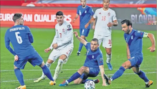  ??  ?? Morata remata rodeado de jugadores griegos en el partido disputado el pasado jueves en Los Cármenes.