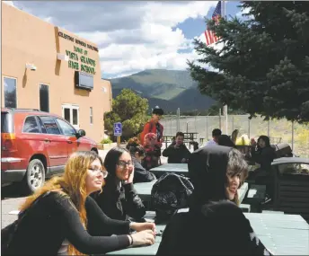  ?? GEOFFREY PLANT/Taos News ?? Students at Vista Grande High School, a charter school in Taos that emphasizes project-based learning and expedition­ary learning, gather outside last Thursday (Sept. 15) during lunch break. Vista Grande is set to add a middle school in the coming years and is seeking to recruit new students for its high school grades as it moves forward in its first year since separating from the Taos Municipal Schools District.