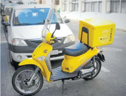  ?? Foto: Efe ?? Una moto de un empleado de Correos.