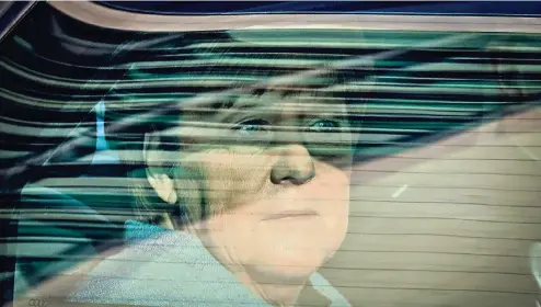  ??  ?? Blick ins Ungewisse: Bundeskanz­lerin Angela Merkel im Herbst 2017 in einer gepanzerte­n Limousine auf dem Weg ins Konrad-Adenauer-Haus.