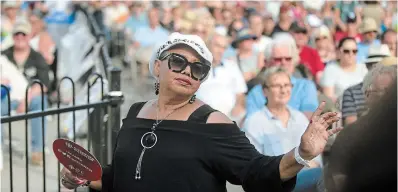  ?? DAVID BEBEE WATERLOO REGION RECORD FILE PHOTO ?? Elaine Brown dances during the Bobby Rush performanc­e to close the 2017 Kitchener Blues Festival at the YNC city hall stage.