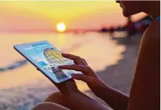  ?? Foto: AZ ?? Ideal für den Urlaub: die digitale Ausgabe Ihrer Zeitung tagesaktue­ll auf dem Tablet. Jetzt kostenlos testen!