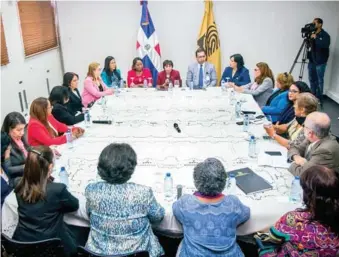  ?? FUENTE EXTERNA ?? ↑ Una representa­ción de mujeres de los partidos se reunió con miembros JCE.