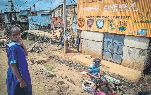  ?? XAVIER ALDEKOA ?? Kubuka. La oenegé tiene un cine en Kibera. Los escudos del Barça, Madrid y otros clubs en su fachada son una declaració­n de intencione­s