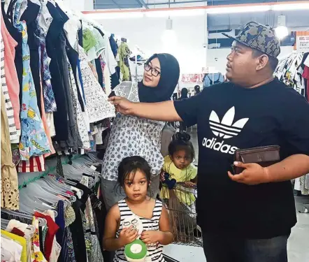  ?? — SHEELA CHANDRAN/The Star ?? ‘You can score great bargains at pre-loved stores. Plus, the items cost a fraction of the price of retail,’ says Mohd Shafeq (right).