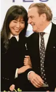  ?? Foto: dpa ?? Gerhard Schröder und seine Soyeon Kim gestern in Seoul. Freundin