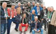  ??  ?? Die ehemaligen FCA-Spieler Harald Steinhäusl­er, Franz Bracher, Erich Weixler, Claus Brandmair, Hermann Lutz, Richard Kozurek, Wolfgang Haug, Heiner Schuhmann, Edgar Schneider, Georg Mögele (hinten v.l.) und Willi Hoffmann, Stefan Motzet und Alwin Fink trafen sich vor dem Helmut-Haller-Denkmal.