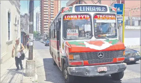  ??  ?? Chatarra circulando por el centro de Asunción. Su tarifa es de G. 2.300 y el Estado subsidiaba G. 100 cada boleto.