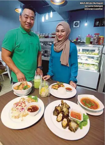  ??  ?? MAZLAN dan Nurhayati bersama hidangan istimewa Lazathai.