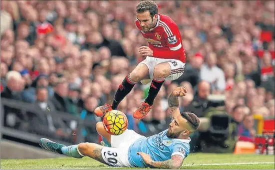  ?? JASON CAIRNDUFF / REUTERS ?? Mata se escapa de Otamendi en uno de los pocos duelos que animaron el partido de ayer por la tarde en Old Trafford