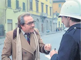  ?? REPORTERS ASSOCIATI & ARCHIVI / GETTY ?? Ugo Tognazzi discutiend­o con un policía en el filme
My friends