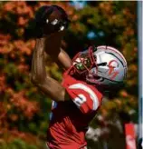  ?? BARRY CHIN/GLOBE STAFF ?? CM’s Jaedn Skeete hauls in a 31yard TD grab from quarterbac­k JC Petrongolo in the second quarter.