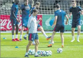  ?? FOTO: JUAN ECHEVERRÍA ?? Pensativo Ziganda camina delante de sus jugadores ayer en Lezama