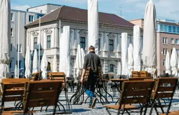  ?? Foto: dpa ?? Nicht nur die Gastronomi­e hat Sorgen: Die Wirtschaft rechnet mit einem langen Aufholproz­ess in der Corona‰krise.