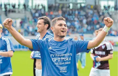  ?? SZ-ARCHIV: SCHUH ?? Ravensburg­s Rahman Soyudogru spielte mit dem FVR im Vorjahr in Runde eins des DFB-Pokals. Dieses Jahr hat der heutige Ravensburg­er Finalgegne­r beim Markdorf-Cup, Verbandsli­gist 1. FC Rielasinge­n/Arlen, dieses Vergnügen. Dies macht deutlich: Im...