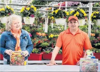  ??  ?? Pascale Coutu et Pierre Tremblay, les jardiniers gourmands de La Courgerie, font des tournées de promotion de leur série de livres de recettes.