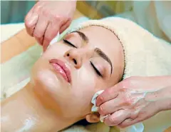  ??  ?? • En centros cosmetológ­icos y dermatológ­icos se puede acceder a tratamient­os de hidratació­n profunda.