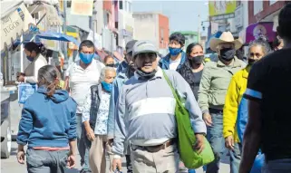  ?? FOTO/JESÚS GUTIÉRREZ ?? La Secretaría de Salud llamó a no relajar las medidas para evitar regersar en el semáforo a naranja.