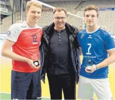  ?? FOTO: GUNTHILD SCHULTE-HOPPE ?? Youngstars-Sponsor Christoph Wanner überreicht die MVP-Medaillen an den Rüsselshei­mer Anton Borger (links) und den Häfler Kapitän Leon Zimmermann.