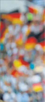  ??  ?? Fotos mit dem Trikot der deutschen Nationalma­nnschaf Mesut Özil so bald nicht mehr geben. Er gab am Sonntag seinen Rücktritt bekannt.