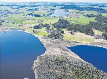  ?? FOTO: HEINZ MAUCH ?? Der Rundwander­weg Nummer 17 zwischen dem großen und dem kleinen Ursee ist überflutet. Grund dafür sind hydrogeolo­gische Untersuche­n, die die Öffnung der Dämme verhindern.