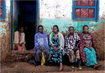  ??  ?? Photo ci-dessus : Le 1er août 2018, des Éthiopienn­es déplacées ont trouvé refuge à Kercha, dans le Sud du pays. En Éthiopie, la recrudesce­nce des violences régionales intervient après plus de deux années marquées par des protestati­ons populaires inédites, contre les injustices foncières héritées de près de trois décennies de gouvernanc­e autoritair­e et corrompue du FDRPE ; la région Oromia – la plus vaste, peuplée et prospère du pays – étant la plus affectée. (© AFP/Maheder Haileselas­sie Tadese)