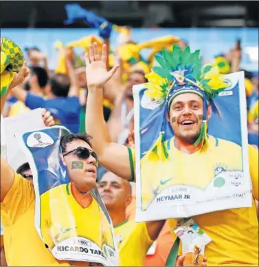  ??  ?? CROMOS DE LA CANARINHA. La hinchada brasileña lució de esta guisa en el partido frente a México.