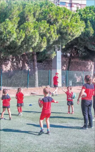  ??  ?? Entrenamie­nto de una escuela de rugby de la Comuniat Valenciana.