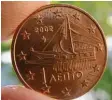  ?? Fotos: dpa ?? Auf der Rückseite einer griechisch­en 1‰Cent‰münze ist eine antike Triere zu sehen.