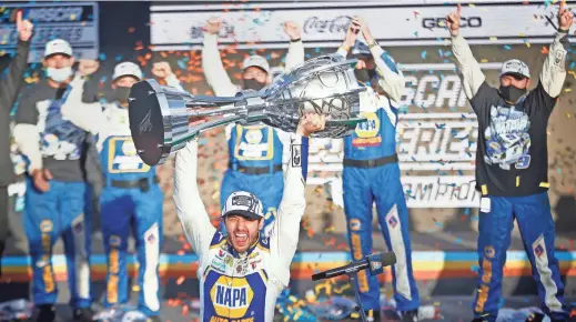  ?? PATRICK BREEN/THE REPUBLIC ?? Chase Elliott celebrates his NASCAR Cup Series championsh­ip after winning the Season Finale 500 at Phoenix Raceway in Avondale
on Sunday.