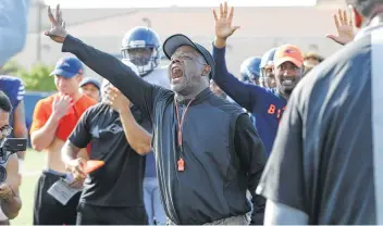  ?? Kin Man Hui / Staff photograph­er ?? UTSA head coach Frank Wilson gets his players pumped up with a competitiv­e drill called “the bird cage” during practice on Thursday. The Roadrunner­s, 3-9 last season, open against Incarnate Word on Aug. 31.