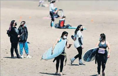  ?? KAI FÖRSTERLIN­G / EFE ?? En la playa. El uso de las mascarilla­s en el exterior, incluidas las piscinas y la playa, es obligatori­o a día de hoy, al menos cuando se pasea.